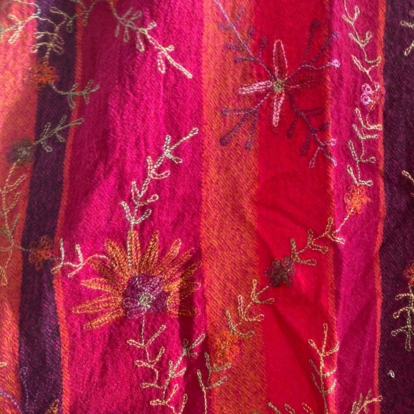 Tibetan wool large scarf. Reds, pinks, oranges. Never worn - Picture 6 of 8